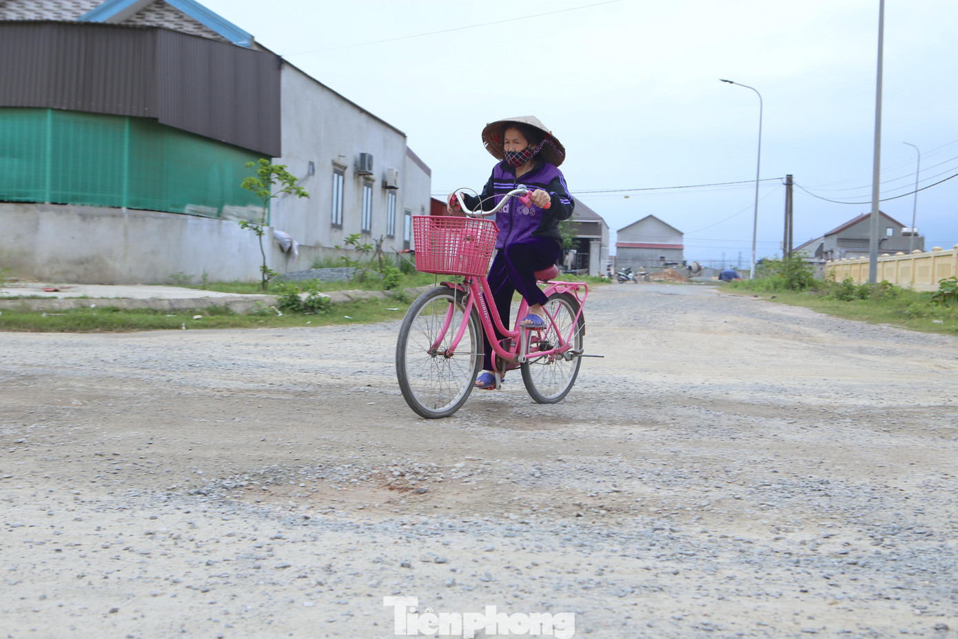 Các lớp đất đá trên bề mặt đường lởm chởm, tiềm ẩn nguy cơ tai nạn giao thông.