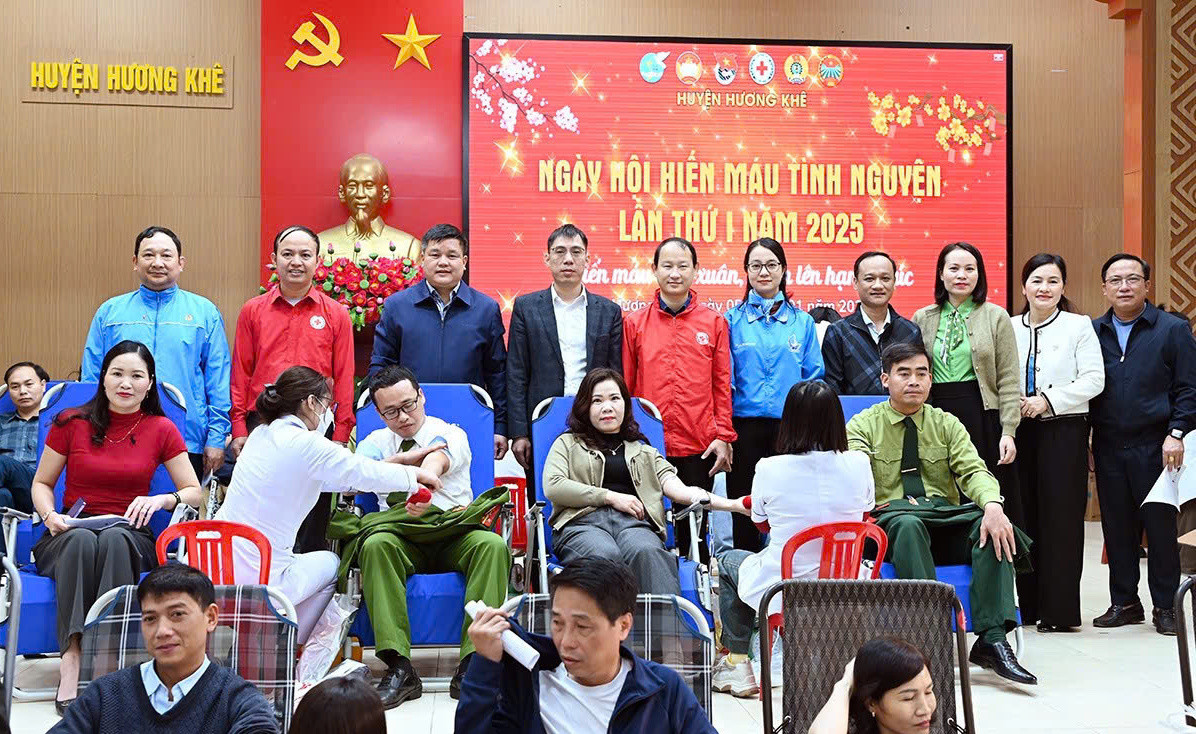 Đông đảo người dân tham gia hiến máu tình nguyện. Đông đảo người dân tham gia hiến máu tình nguyện.