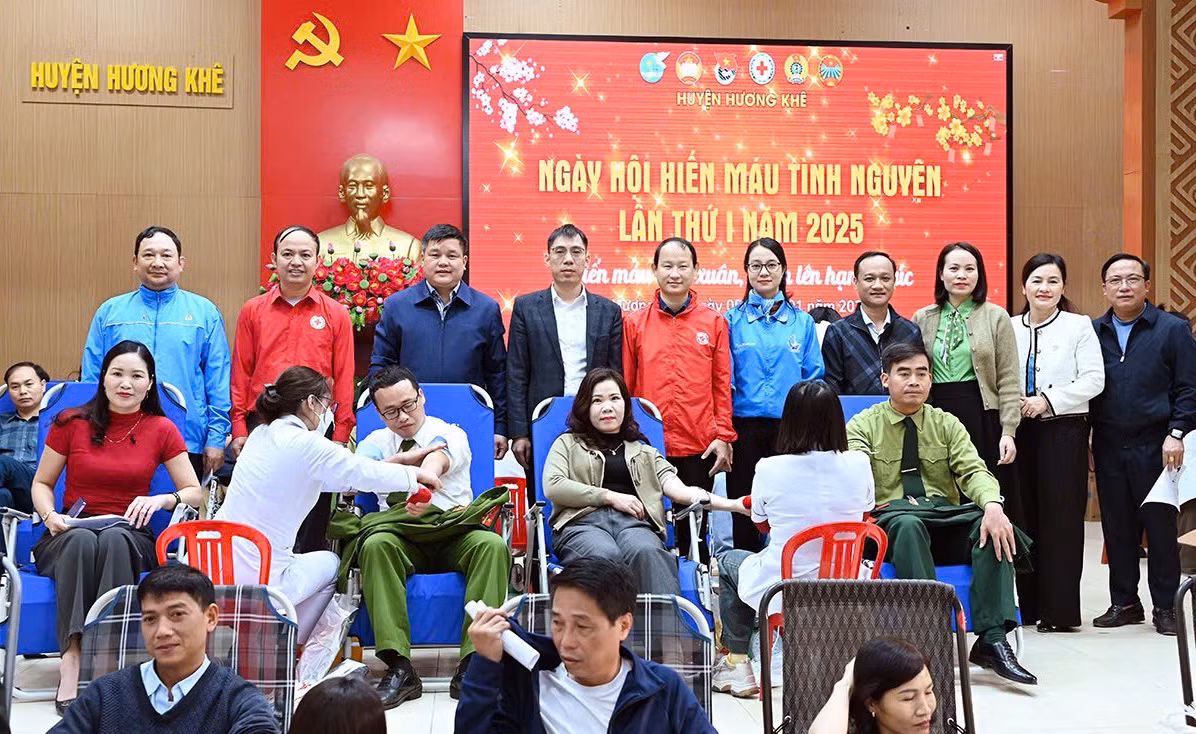 Đông đảo người dân tham gia hiến máu tình nguyện.