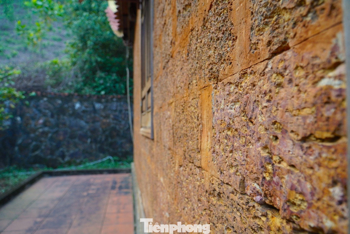 Những viên đá ong được liên kết với nhau bằng mạch âm, tạo nên những mối nối hoàn chỉnh. Đá ong có màu nâu đất, bề mặt lỗ chỗ như tổ ong.