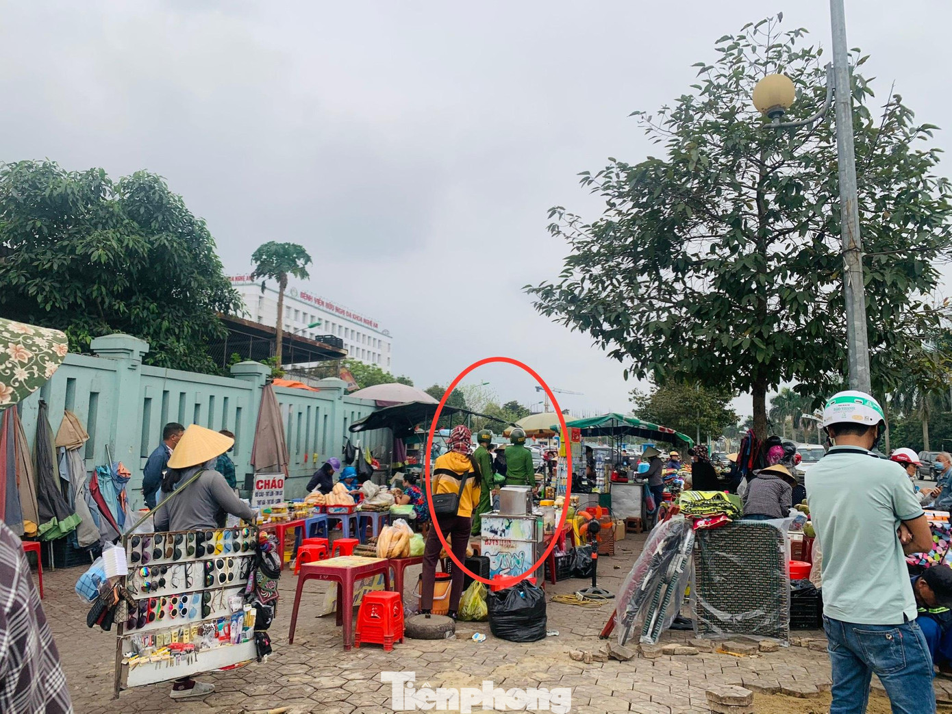 Mặc dù đội trật tự đô thị TP Vinh có đến nhắc nhở nhưng người dân vẫn cố tình vi phạm. Mặc dù đội trật tự đô thị TP Vinh có đến nhắc nhở nhưng người dân vẫn cố tình vi phạm.