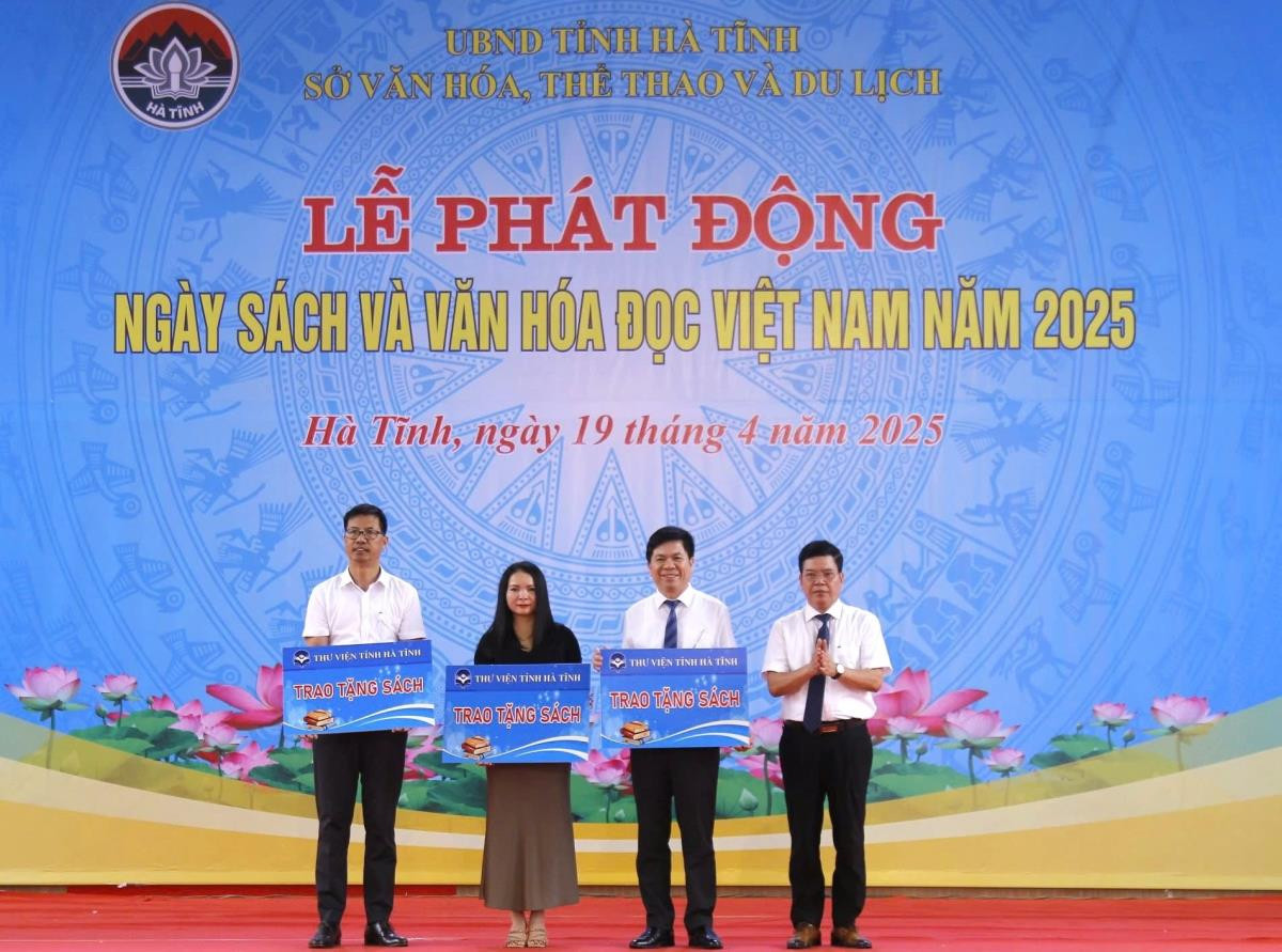 Thư viện Hà Tĩnh tặng các bộ sách cho 3 đơn vị trường học.
