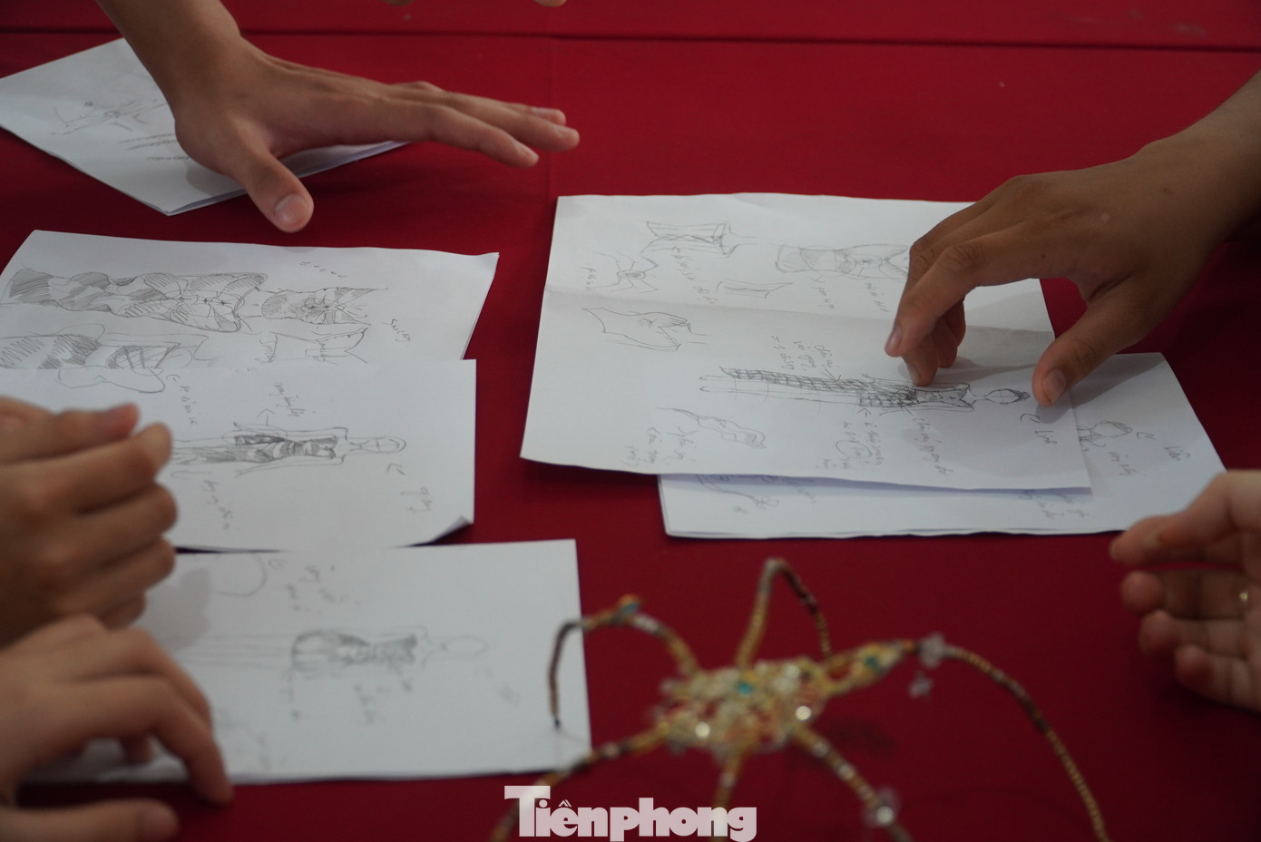 Trước khi thực hiện, nhóm đã lên ý tưởng, làm bản thiết kế trước sự đóng góp của từng thành viên.