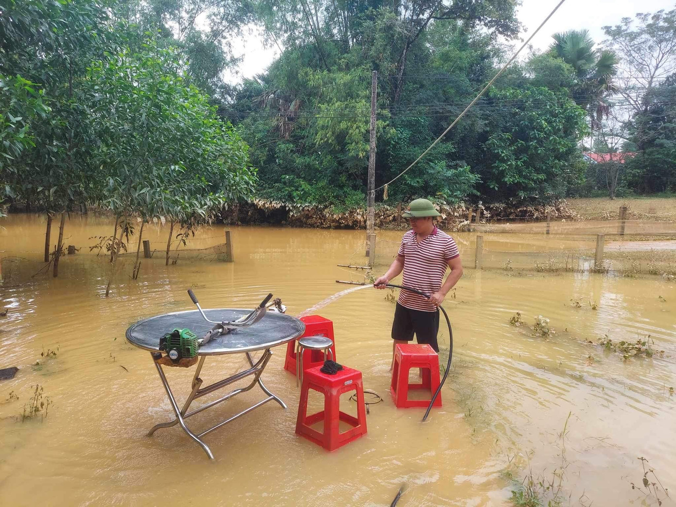 Huyện Hương Khê là địa bàn chịu tác động lớn nhất của đợt mưa lũ vừa qua. Mưa lũ đã làm 4.358 nhà dân, 4.652 giếng nước sinh hoạt, 7 trường học, 1 trụ sở ủy ban nhân dân, cùng hàng chục ngàn chuồng trại chăn nuôi, công trình vệ sinh bị ngập... Với tinh thần chủ động, kinh nghiệm ứng phó với thiên tai của người dân vùng "rốn lũ", ngay sau khi nước rút, bà con nhân dân trên địa bàn đã nhanh chóng bắt tay khắc phục hậu quả.