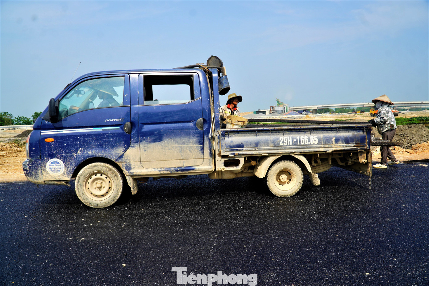 “Tại công trường hiện đơn vị thi công huy động hơn 500 công nhân với gần 300 đầu máy, thiết bị làm việc từ 5h sáng đến 22h đêm mới nghỉ. Thời tiết những ngày tới đang thuận lợi cho quá trình thi công, nên tiến độ sẽ hoàn thành trước 30/4”, ông Trần Đình Ngân cho hay.