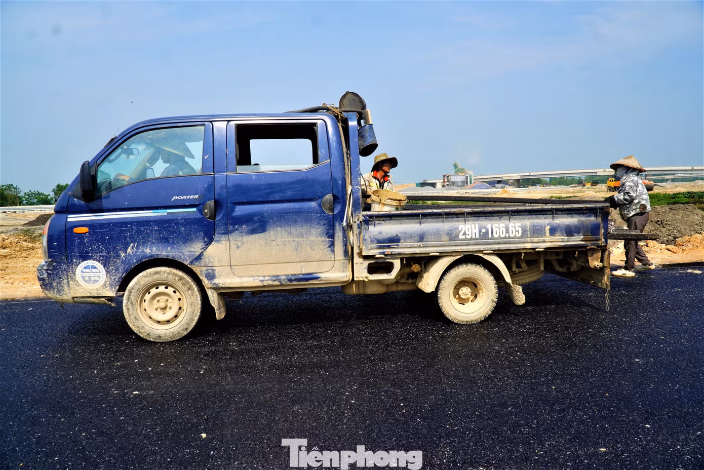 “Tại công trường hiện đơn vị thi công huy động hơn 500 công nhân với gần 300 đầu máy, thiết bị làm việc từ 5h sáng đến 22h đêm mới nghỉ. Thời tiết những ngày tới đang thuận lợi cho quá trình thi công, nên tiến độ sẽ hoàn thành trước 30/4”, ông Trần Đình Ngân cho hay.