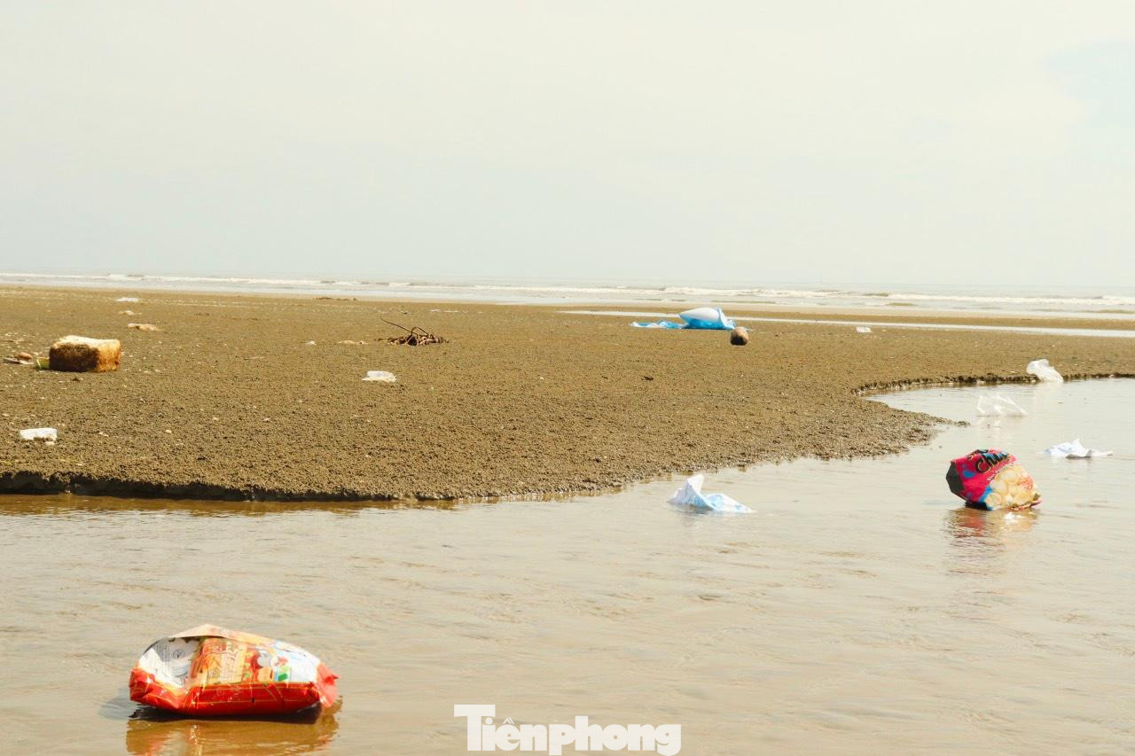 Người dân cho biết, một phần rác thải ở đây là do các hộ kinh doanh và người dân nơi đây thải ra, phần nữa rác bị sóng đánh dạt vào bờ.