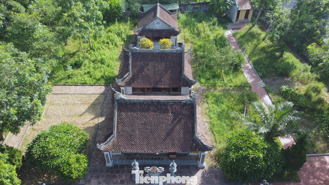 Đền được xây dựng theo lối kiến trúc thời Nguyễn, gồm ba tòa Thượng - Trung - Hạ điện. Dù đã được nhiều lần trùng tu nhưng vẫn giữ được những giá trị riêng tạo nên nét cổ kính, độc đáo.