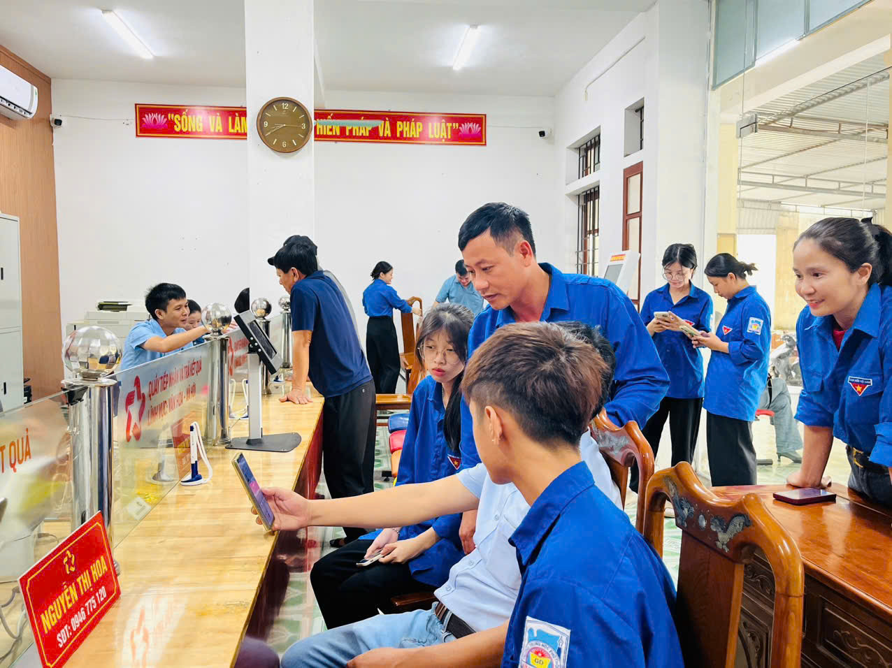 Sáng ngày 4/7, Đoàn Việt Xuyên hỗ trợ người dân giải quyết thủ tục hành chính tại Trung tâm phục vụ hành chính công xã.