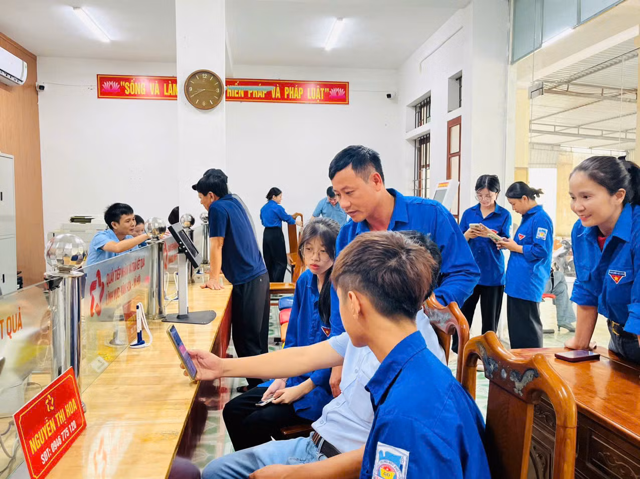 Sáng ngày 4/7, Đoàn Việt Xuyên hỗ trợ người dân giải quyết thủ tục hành chính tại Trung tâm phục vụ hành chính công xã.