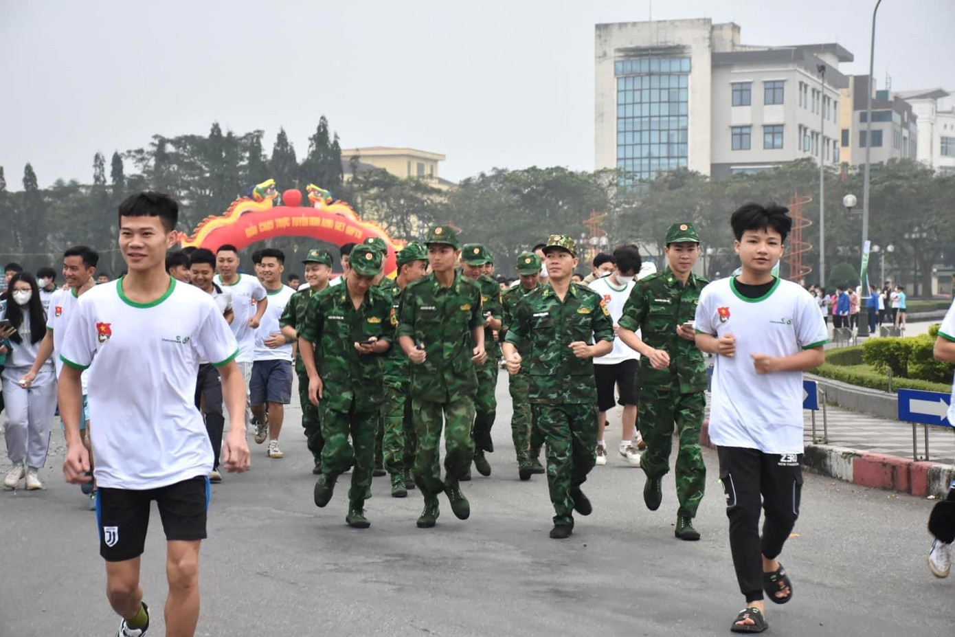 Giải chạy nhằm đẩy mạnh phong trào thanh niên rèn luyện sức khỏe đồng thời phát huy vai trò, trách nhiệm của tuổi trẻ trong quá trình chuyển đổi số.