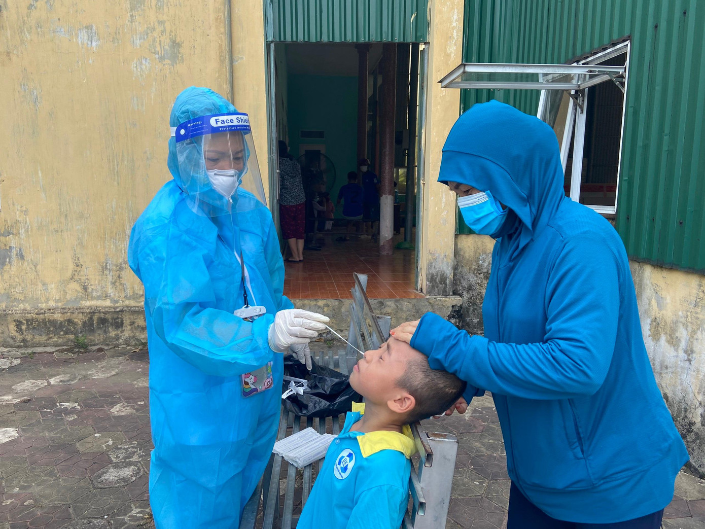 Ngành y tế đang truy vết, lấy mẫu xét nghiệm những người trong khu phong toả.