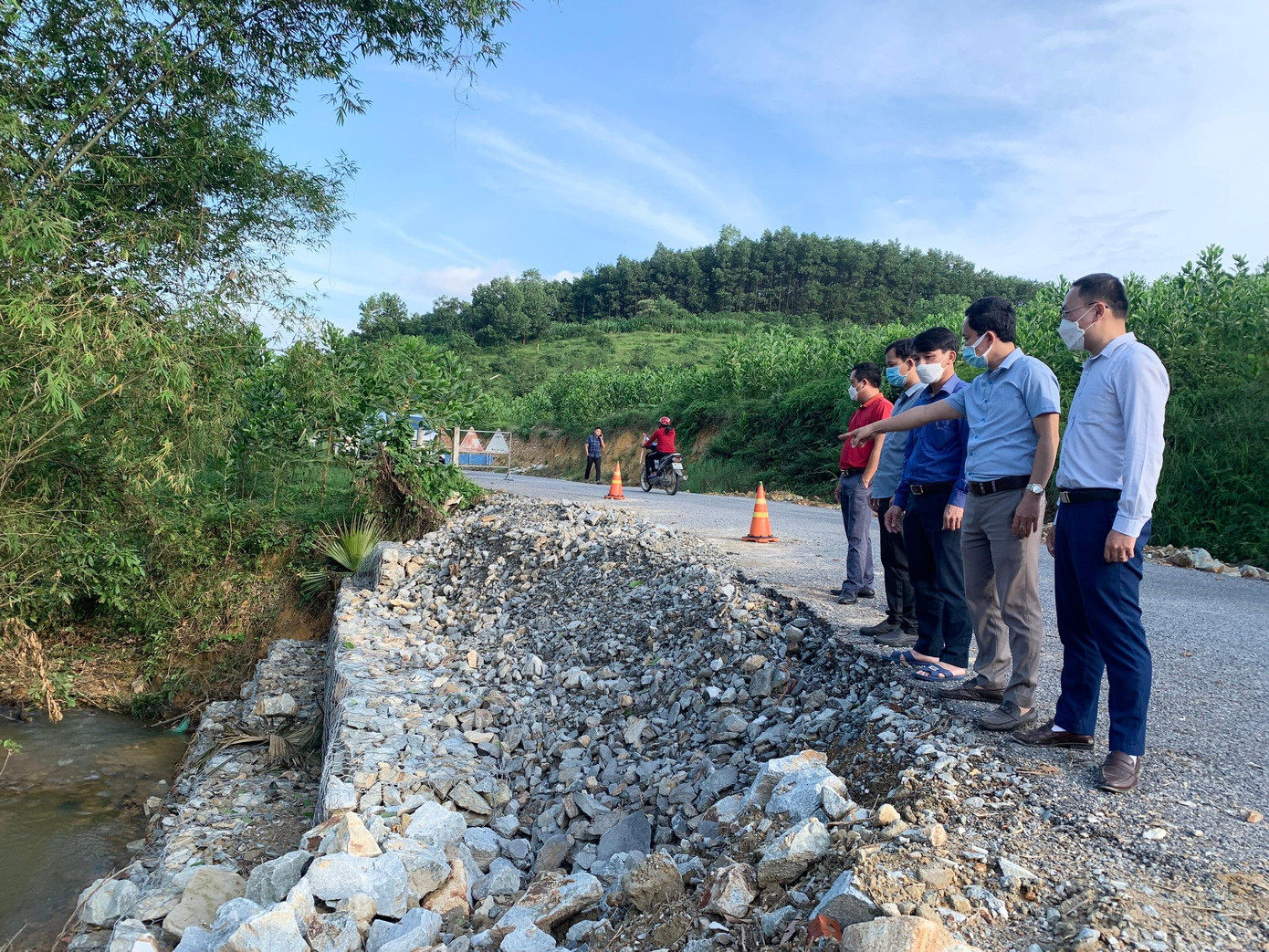 Chủ đầu tư và chính quyền địa phương kiểm tra tại vị trí điểm bị sạt lở, hư hỏng. Chủ đầu tư và chính quyền địa phương kiểm tra tại vị trí điểm bị sạt lở, hư hỏng.