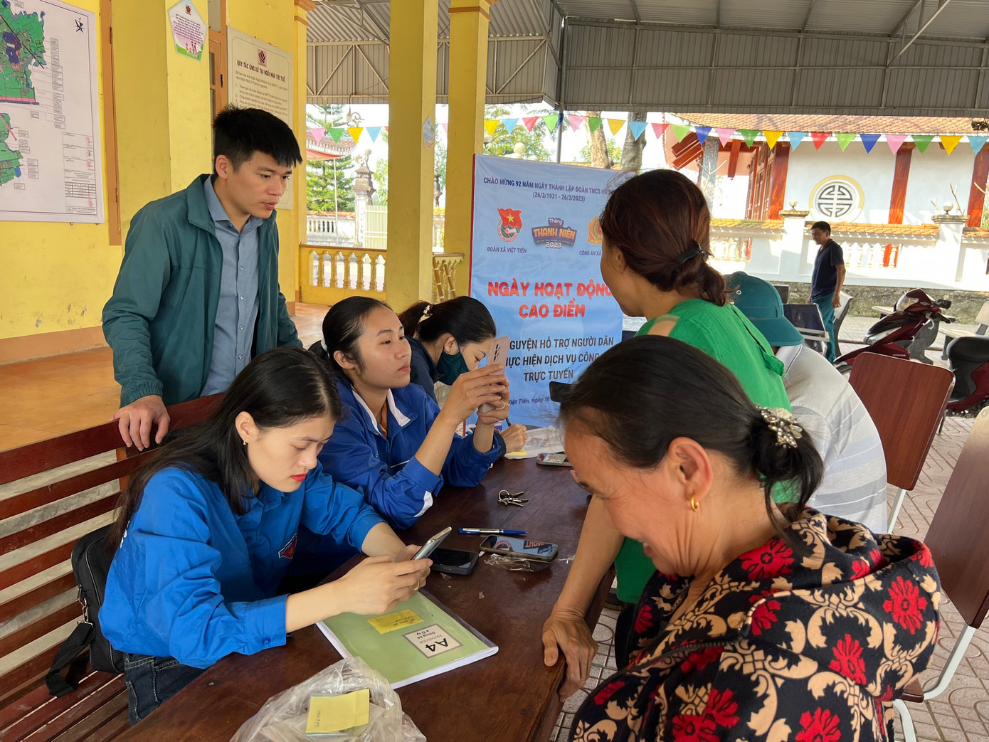 Hoạt động này được các tổ công nghệ số cộng đồng của tuổi trẻ Hương Sơn đồng loạt ra quân.