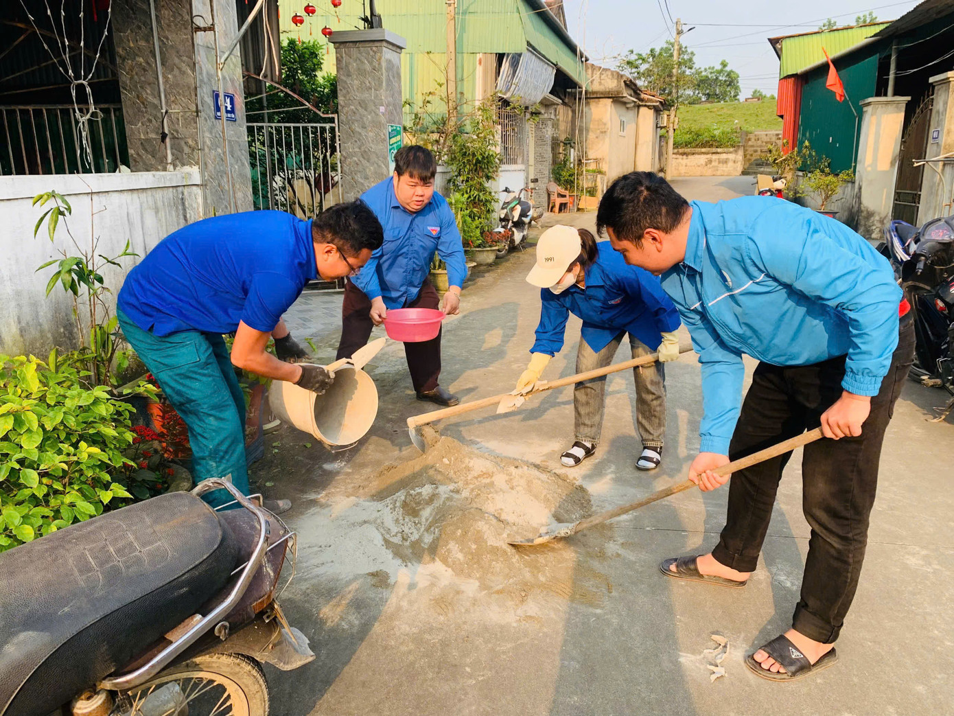 Trong ngày, các cấp bộ Đoàn trên toàn tỉnh đã triển khai hơn 250 đội hình tình nguyện hỗ trợ xóa nhà tạm, nhà dột nát.