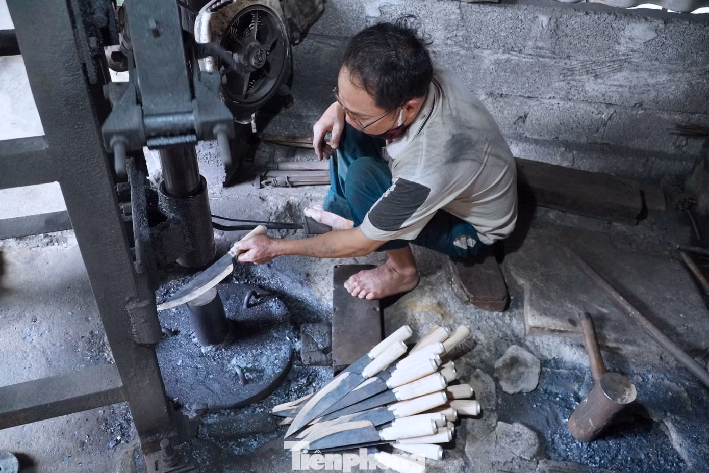 Làng rèn Trung Lương có tuổi đời hàng trăm năm tuổi, hiện còn 104 hộ và 6 cơ sở còn theo giữ nghề truyền thống này.