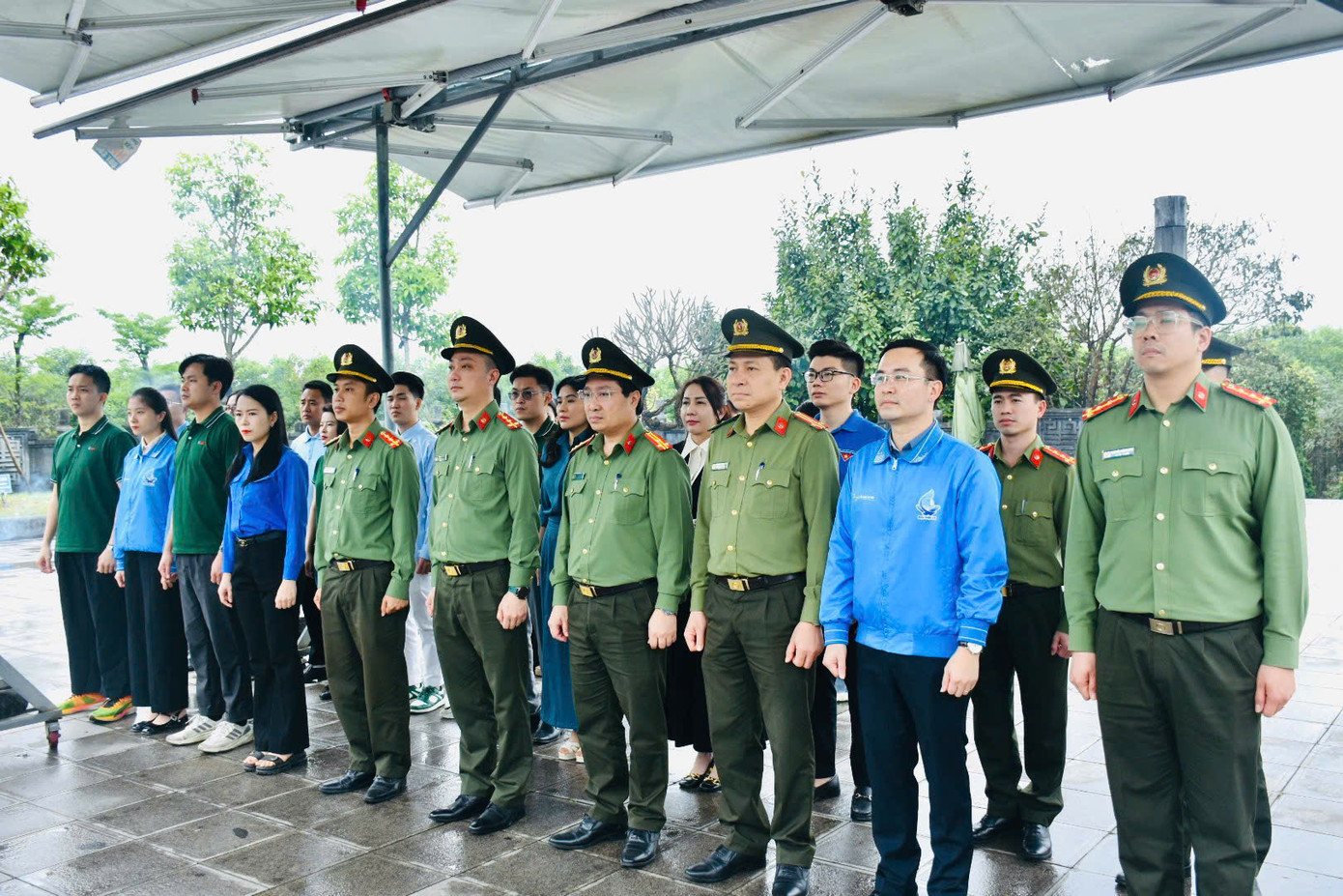 Trong khuôn khổ chương trình, ban tổ chức đã tới dâng hương, đặt vòng hoa, tưởng nhớ Cố Tổng Bí thư Hà Huy Tập tại xã Cẩm Hưng, huyện Cẩm Xuyên.