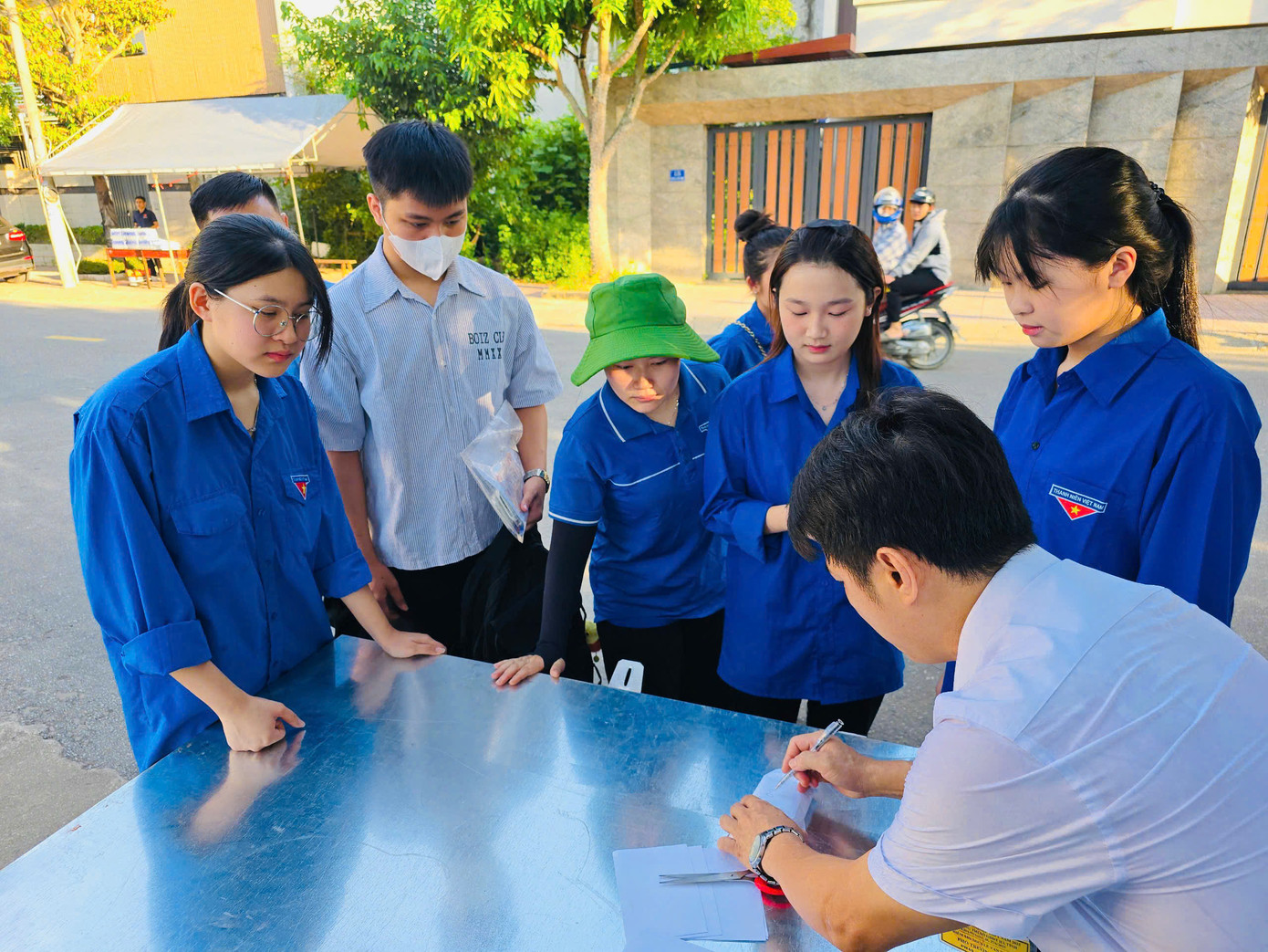 Tại 36 điểm thi trên toàn tỉnh, lực lượng thanh niên tình nguyện có mặt từ sớm để sắp xếp bàn ghế, vệ sinh khuôn viên, phát nước uống, bút viết, hỗ trợ tra cứu thông tin, điều tiết giao thông… Tại 36 điểm thi trên toàn tỉnh, lực lượng thanh niên tình nguyện có mặt từ sớm để sắp xếp bàn ghế, vệ sinh khuôn viên, phát nước uống, bút viết, hỗ trợ tra cứu thông tin, điều tiết giao thông…