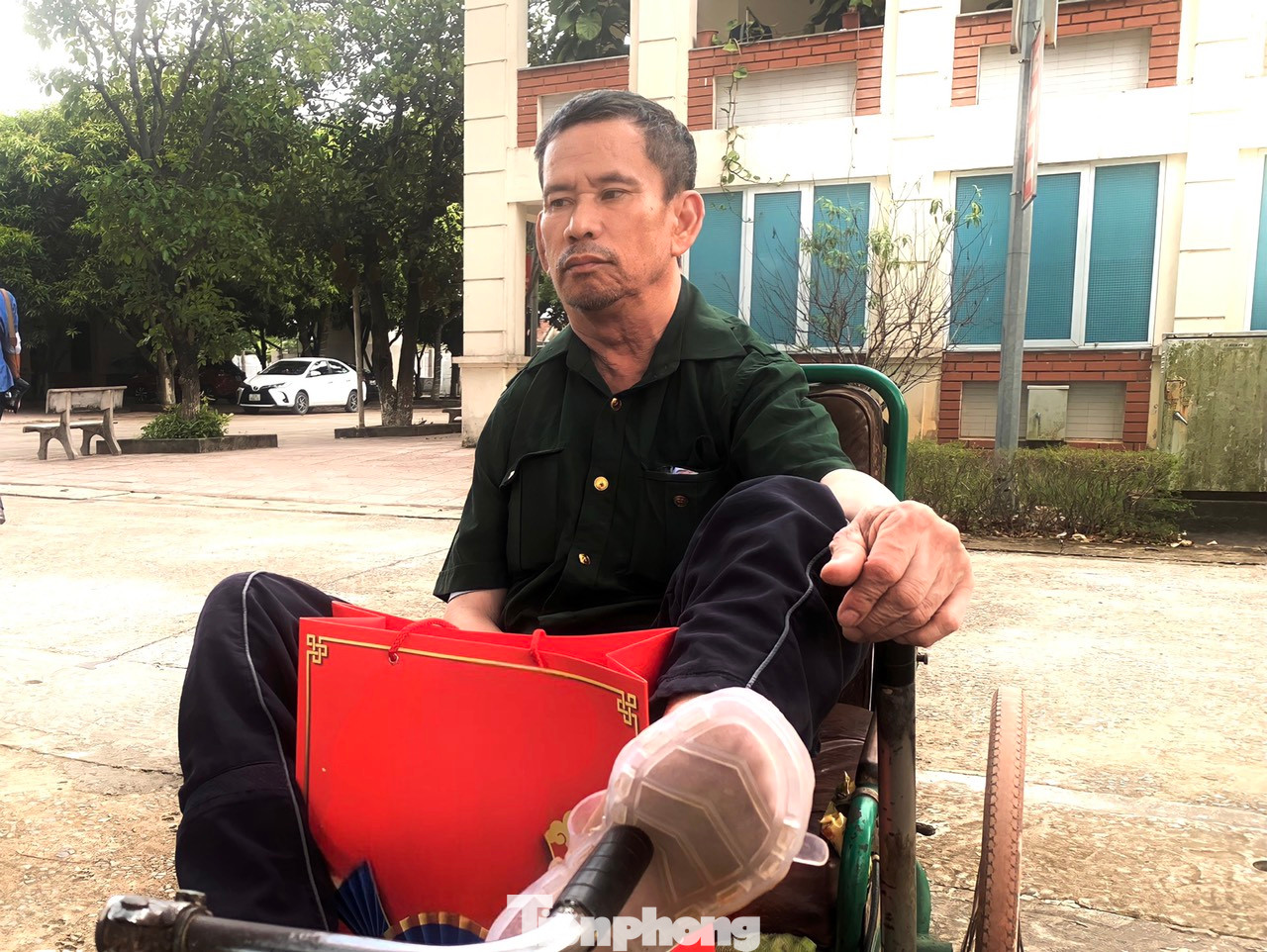 Ông Nguyễn Văn Cung bồi hồi khi nhớ đến ký ức chiến tranh. Ông Nguyễn Văn Cung bồi hồi khi nhớ đến ký ức chiến tranh.