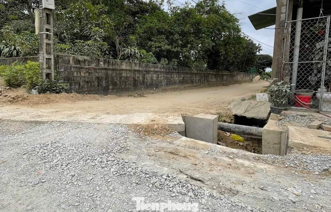 Ngoài việc không đảm bảo môi trường thì tại dự án này, nhiều hạng mục đang được đơn vị thi công triển khai như cầu, cống không được che đậy, gây mất an toàn giao thông. Đặc biệt về ban đêm khi tầm nhìn bị hạn chế. Ngoài việc không đảm bảo môi trường thì tại dự án này, nhiều hạng mục đang được đơn vị thi công triển khai như cầu, cống không được che đậy, gây mất an toàn giao thông. Đặc biệt về ban đêm khi tầm nhìn bị hạn chế.