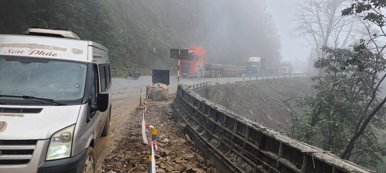 Mưa rét kéo dài, sương mù dày đặc, việc lưu thông của các phương tiện trên tuyến Quốc lộ 8A lên Cửa khẩu Quốc tế Cầu Treo hết sức khó khăn. Mưa rét kéo dài, sương mù dày đặc, việc lưu thông của các phương tiện trên tuyến Quốc lộ 8A lên Cửa khẩu Quốc tế Cầu Treo hết sức khó khăn.