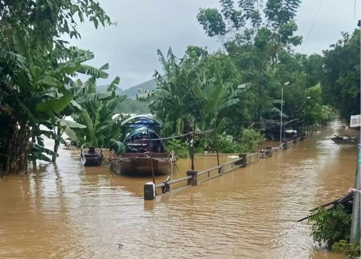 Người dân sử dụng thuyền, cano để di chuyển. Người dân sử dụng thuyền, cano để di chuyển.