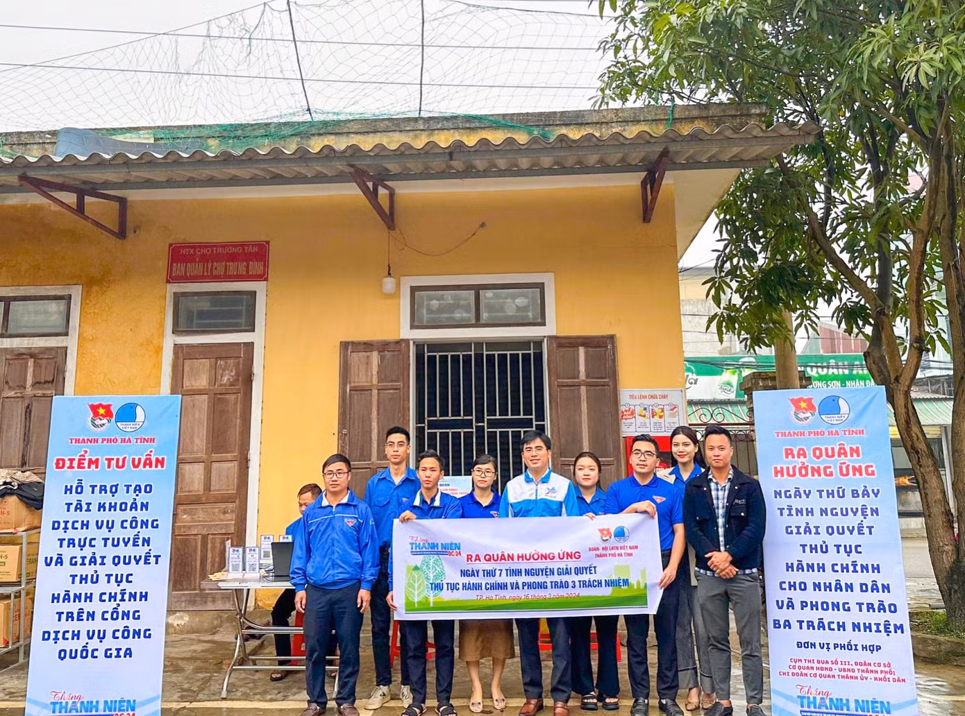 Ngày 16/3, Ban Thường vụ Tỉnh Đoàn Hà Tĩnh chỉ đạo các cấp bộ Đoàn, hội trong toàn tỉnh đồng loạt tổ chức hoạt động “Ngày thứ 7 tình nguyện giải quyết thủ tục hành chính cho nhân dân”. Ngày 16/3, Ban Thường vụ Tỉnh Đoàn Hà Tĩnh chỉ đạo các cấp bộ Đoàn, hội trong toàn tỉnh đồng loạt tổ chức hoạt động “Ngày thứ 7 tình nguyện giải quyết thủ tục hành chính cho nhân dân”.