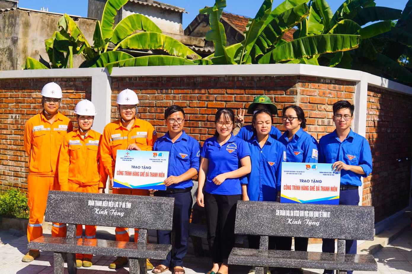 Tuổi trẻ Hà Tĩnh trao tặng các thiết chế xây dựng nông thôn mới, đô thị văn minh; treo pano tuyên truyền...
