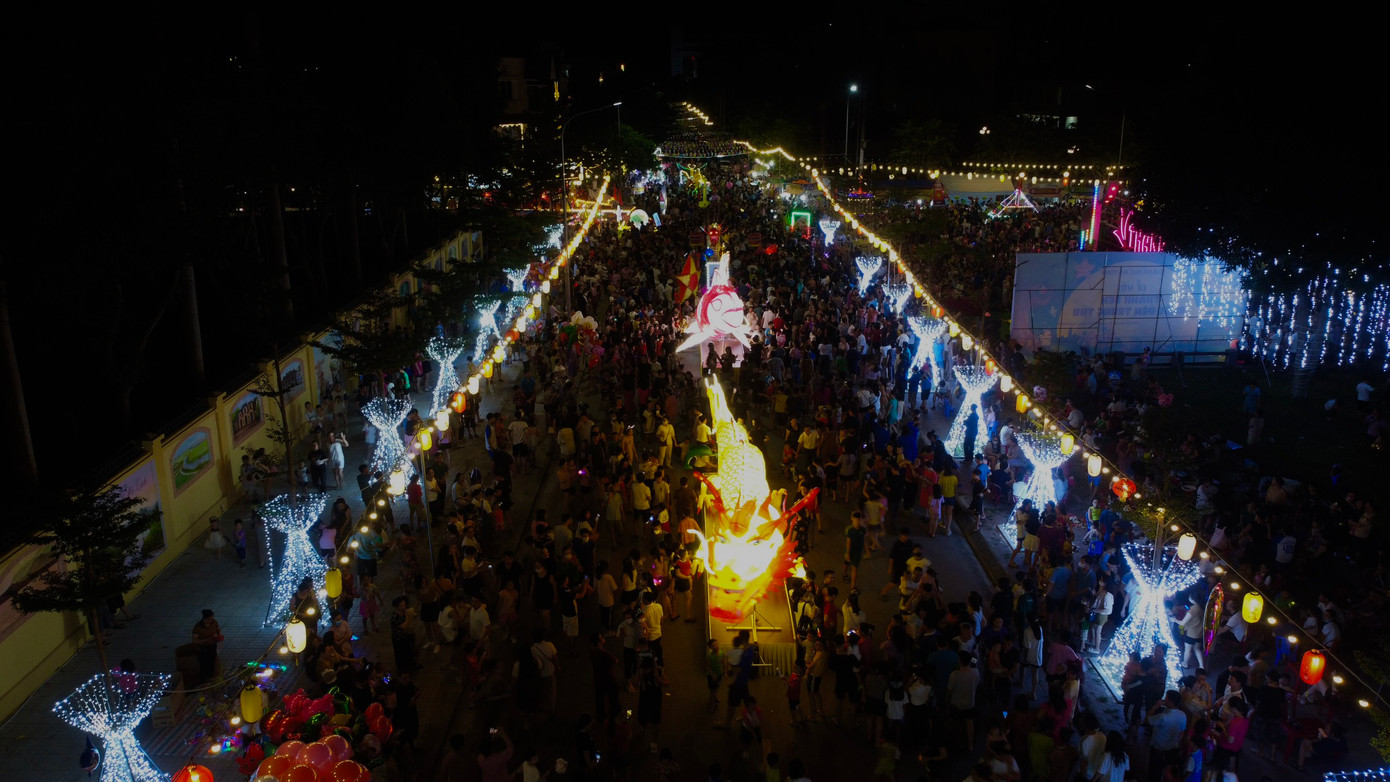 Trước rằm Trung thu một tuần, hàng nghìn người ở Hà Tĩnh đã đến khu vực phố đi bộ phường Nguyễn Du (TP Hà Tĩnh) để tham dự lễ hội “Thành Sen rước đèn Trung thu”. Đây được xem là năm đầu tiên thành phố Hà Tĩnh tổ chức lễ hội trung thu lớn như vậy.