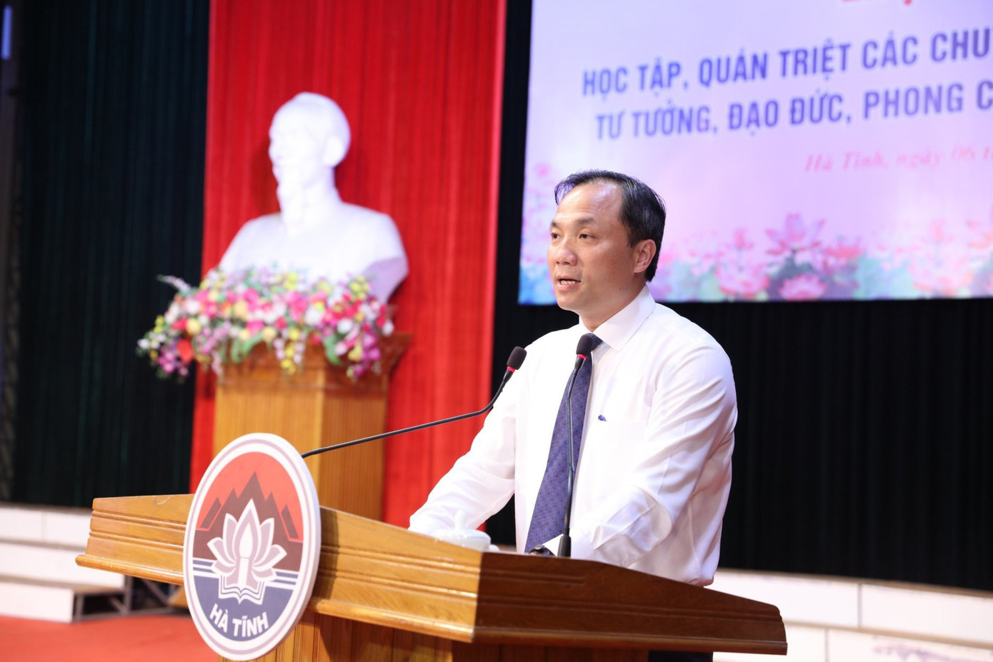 Bí thư Tỉnh ủy Hoàng Trung Dũng phát biểu tại hội nghị. Bí thư Tỉnh ủy Hoàng Trung Dũng phát biểu tại hội nghị.