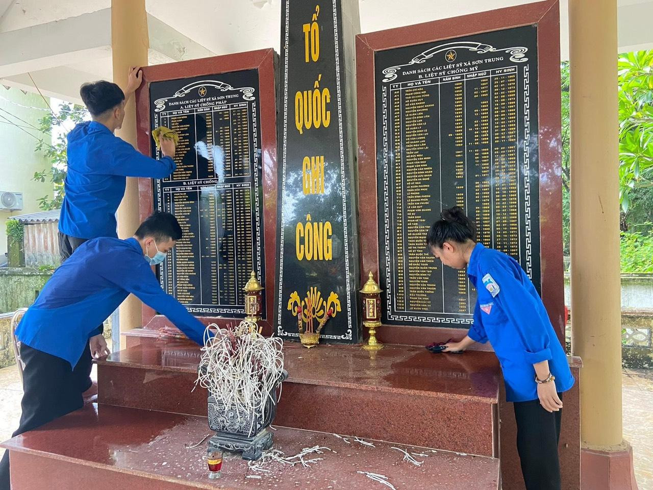 Taị các khu nghĩa trang trên địa bàn toàn tỉnh, dịp này đều được các bạn tình nguyện viên đến lau dọn, chỉnh trang lại.