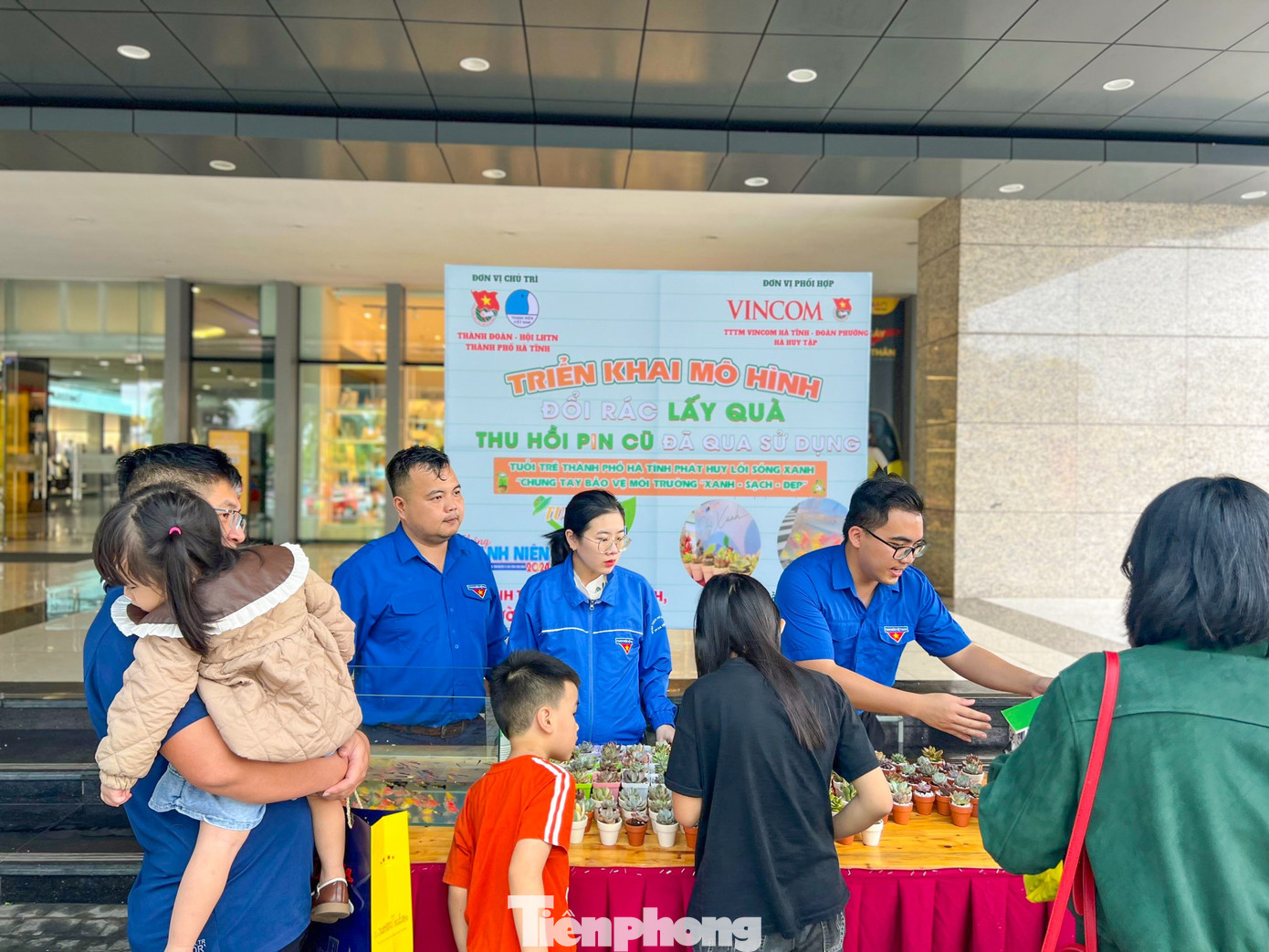 Hoạt động nhận được sự hưởng ứng tích cực của người dân, đặc biệt là các bạn nhỏ. Thông qua mô hình, chỉ trong thời gian ngắn đã trao đổi hơn 170 phần quà, thu về 1.000 vỏ lon, chai nhựa, rác nhựa, hơn 100kg giấy vụn các loại, hơn 1.000 viên pin cũ, hỏng.