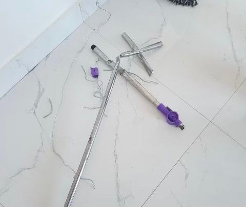 Cán chổi sắt mà Huyền dùng để đánh cháu bé.