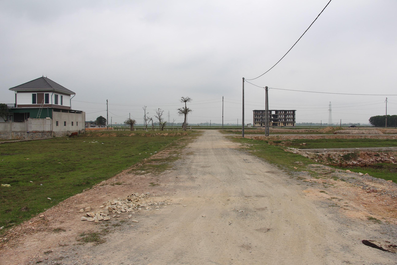 Chỉ cách nhau một thời gian ngắn, khác với cảnh nhộn nhịp, mua bán như khu “chợ đất” thì xã Việt Tiến nay lại vắng lặng, không còn cảnh xe hơi đậu khắp đường...