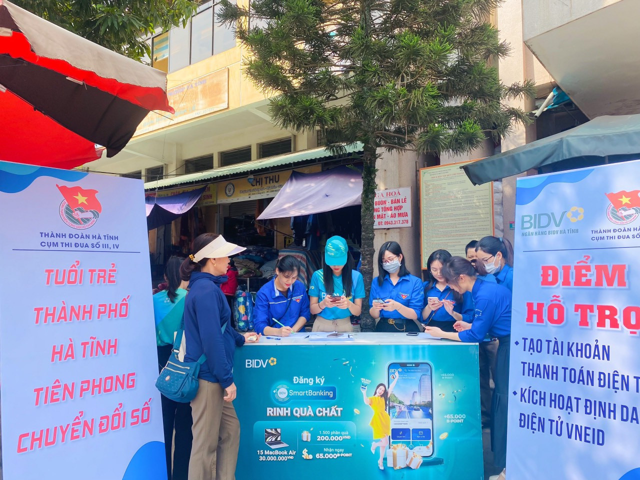 Tiên phong trong chuyển đổi số, tuổi trẻ thành phố Hà Tĩnh đã ra mắt mô hình &quot;Chợ thanh toán không dùng tiền mặt&quot; tại chợ Hà Tĩnh. Tại đây, lực lượng đoàn viên thanh niên đã tổ chức tuyên truyền hướng dẫn và mở tài khoản thanh toán trực tuyến cho các hộ kinh doanh; tuyên truyền thanh toán điện tử và chuyển đổi số tại các cổng chợ.