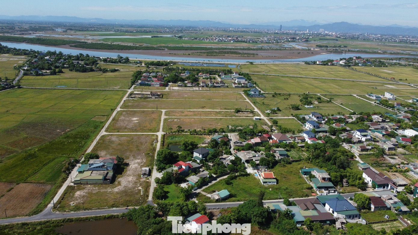 Năm 2011, khu tái định cư Dự án mỏ sắt Thạch Khê được xây dựng trên diện tích 7 ha tại thôn Tây Sơn (xã Đỉnh Bàn, huyện Thạch Hà, Hà Tĩnh). Theo kế hoạch, khu tái định cư sẽ di dời khoảng 200 hộ dân xã Thạch Đỉnh cũ (nay là xã Đỉnh Bàn) nằm trong vùng mỏ sắt.