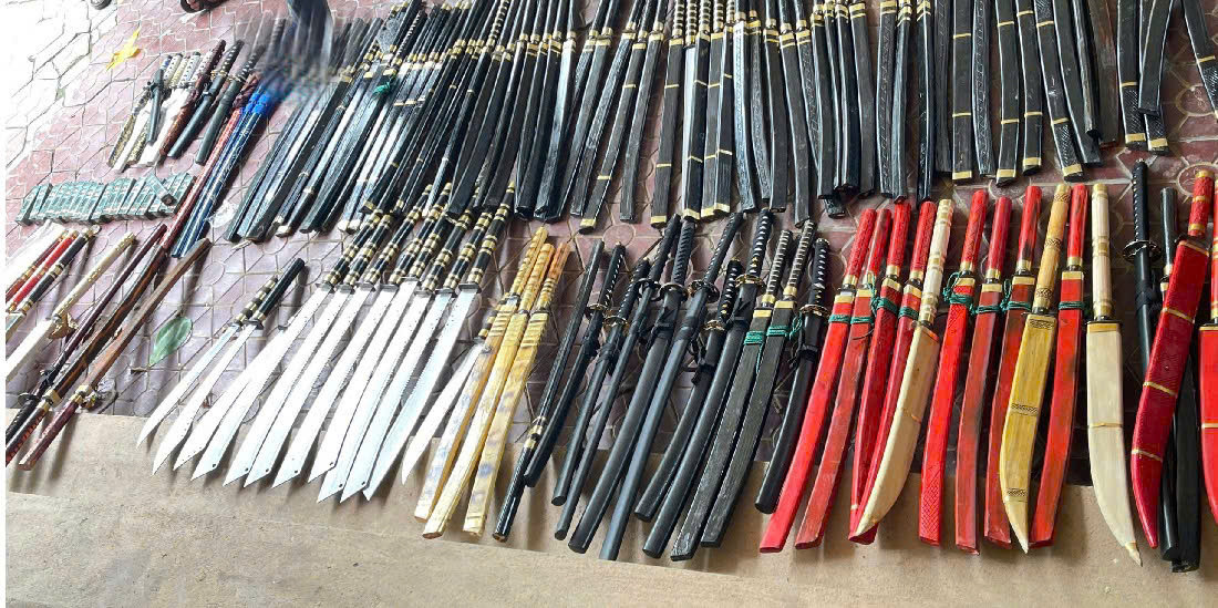 Tang vật công an thu giữ tại nhà hai đối tượng.