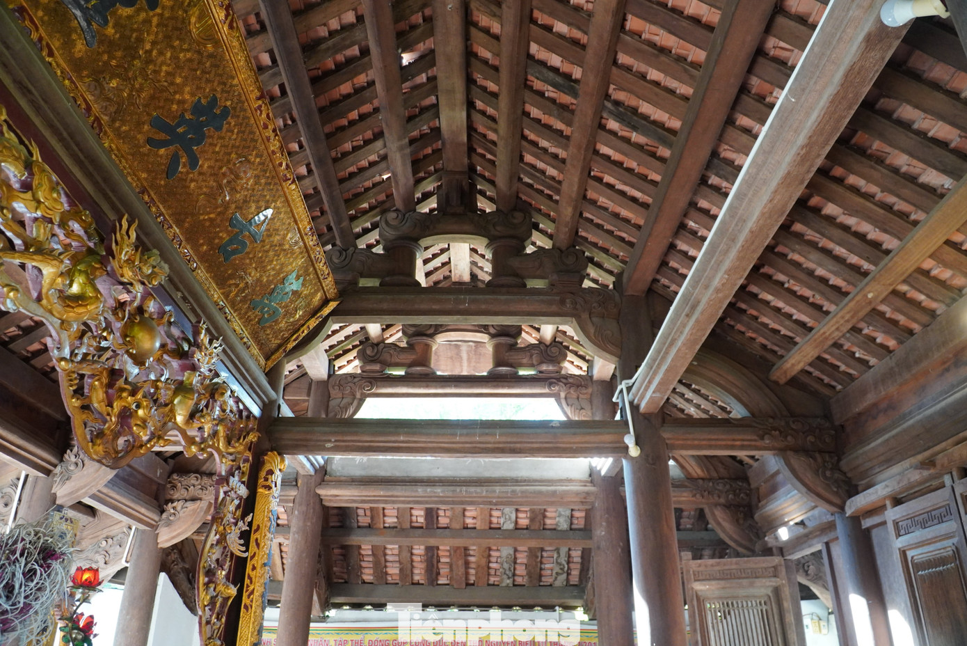 Bên trong đền, 3 tòa Thượng – Trung – Hạ các cột, phần gác mái được làm từ gỗ lim, mít.