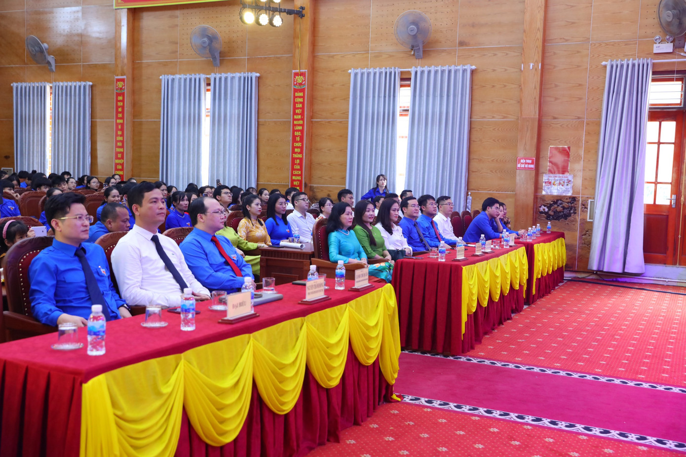 Đại biểu, lãnh đạo tham dự chương trình.