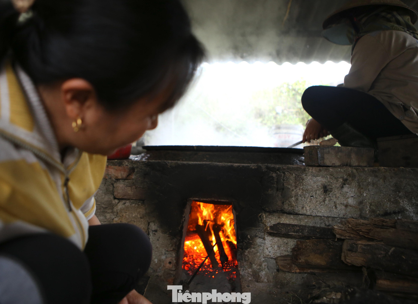 Sau khi nước ép mía được làm sạch, loại bỏ các tạp chất, người dân sẽ cho vào những chiếc chảo lớn để nấu. Việc nấu mật được thực hiện 4h đồng hồ. Người nấu phải dùng muỗng đảo liên tục, đều tay để tránh bị cháy phía dưới và tạo độ sánh, mịn. Trong quá trình nấu mật, người dân dùng chiếc vợt có lưới bằng vải màn vớt bọt, tạp chất cho đến khi mật đạt tiêu chuẩn sẽ ngừng đỏ lửa. Người dân cho biết, cứ 1 tấn mía ép tươi sau khi nấu thành phẩm được 1 tạ mật. Mật mía được bán với giá 55.000-60.000đồng/lít, giá cao hơn so với nhiều năm trước. Người nấu mật phải đảo liên tục, đều tay. Khi mật sôi, phải liền tay vớt váng bọt, để tránh mật trào ra ngoài sẽ có màu đen và mất thơm ngon. Khi nước mía chuyển qua sền sệt, có màu nâu vàng, công việc nấu mật mới hoàn tất. Người dân đổ những mẻ mật nấu thành phẩm ra thùng đựng. Mật chủ yếu được bán trong tỉnh, nhu cầu tiêu dùng rất lớn, làm đến đâu bán hết tới đó.