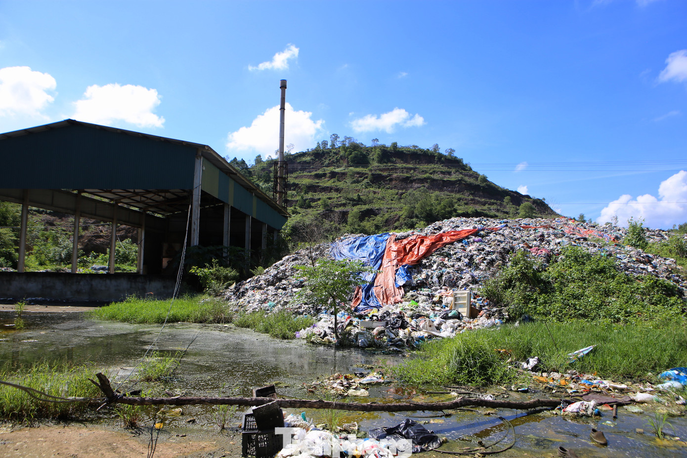 Đầu năm 2018, lò đốt được đưa vào vận hành thử nghiệm song vấp phải phản đối từ người dân. Bởi vị trí này quá sát khu dân cư, mặt khác chưa đủ khoảng cách theo quy chuẩn của Bộ Xây dựng về vị trí lò đốt (tối thiểu phải cách 500m). Đầu năm 2018, lò đốt được đưa vào vận hành thử nghiệm song vấp phải phản đối từ người dân. Bởi vị trí này quá sát khu dân cư, mặt khác chưa đủ khoảng cách theo quy chuẩn của Bộ Xây dựng về vị trí lò đốt (tối thiểu phải cách 500m).