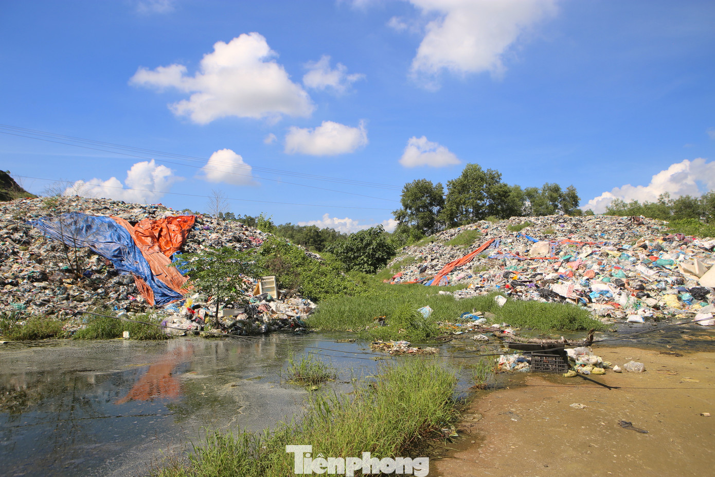 Tất cả lượng rác thải trên địa bàn đều được thu gom, vận chuyển tập trung đến tại bãi rác Phượng Thành để chờ xử lý. Tất cả lượng rác thải trên địa bàn đều được thu gom, vận chuyển tập trung đến tại bãi rác Phượng Thành để chờ xử lý.