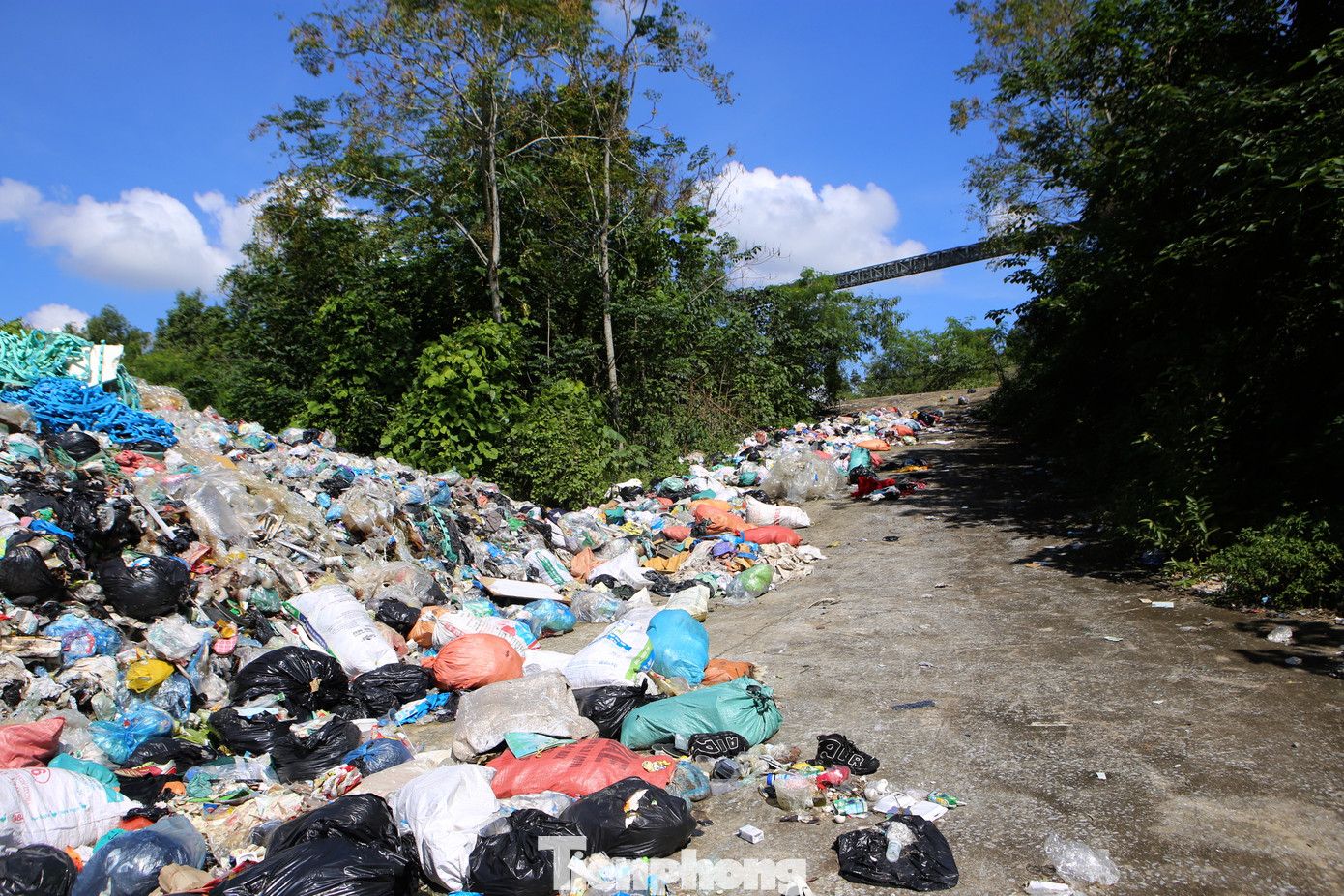 Sau khi vận hành được một thời gian ngắn, lò đốt rác buộc phải dừng lại. Từ đó đến nay có hàng nghìn tấn rác chất đống như núi chưa có phương án xử lý. Sau khi vận hành được một thời gian ngắn, lò đốt rác buộc phải dừng lại. Từ đó đến nay có hàng nghìn tấn rác chất đống như núi chưa có phương án xử lý.