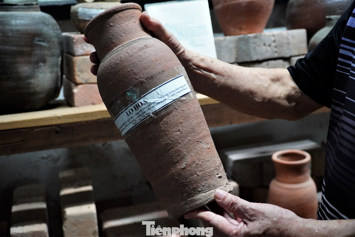 Theo các tài liệu ghi lại, làng gốm Cẩm Trang xưa do một số gia đình người Bắc di cư lập nên. Làng tồn tại khoảng từ thế kỷ XVII đến những năm 1930 của thế kỷ XX. Tuy nhiên, trải qua hàng trăm năm, làng gốm Cẩm Trang xưa đã bị thất truyền.