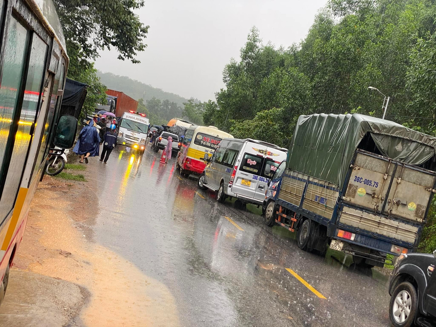 Vụ tai nạn khiến tuyến quốc lộ 15A bị ách tắc cục bộ. Vụ tai nạn khiến tuyến quốc lộ 15A bị ách tắc cục bộ.