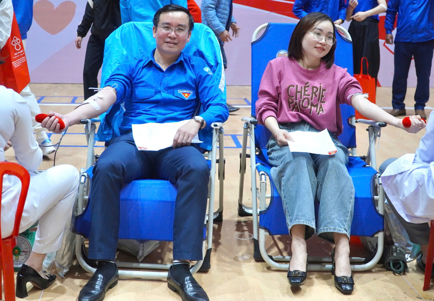 Anh Nguyễn Hoài Nam - Phó Bí thư Tỉnh Đoàn Hà Tĩnh, Chủ tịch Hội LHTN Việt Nam tham gia hiến máu tình nguyện. Anh Nguyễn Hoài Nam - Phó Bí thư Tỉnh Đoàn Hà Tĩnh, Chủ tịch Hội LHTN Việt Nam tham gia hiến máu tình nguyện.