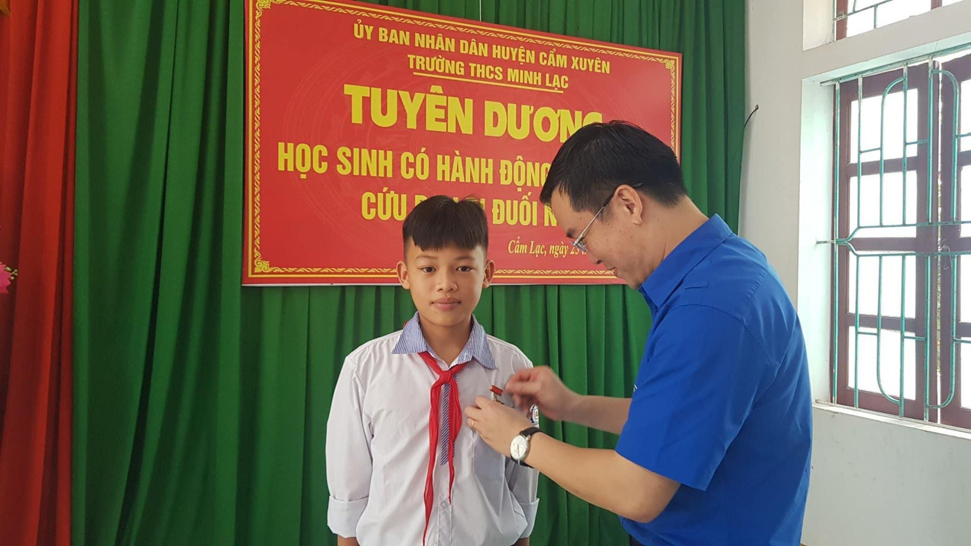 Em Nguyễn Văn Dương nhận huy hiệu “Tuổi trẻ dũng cảm”
