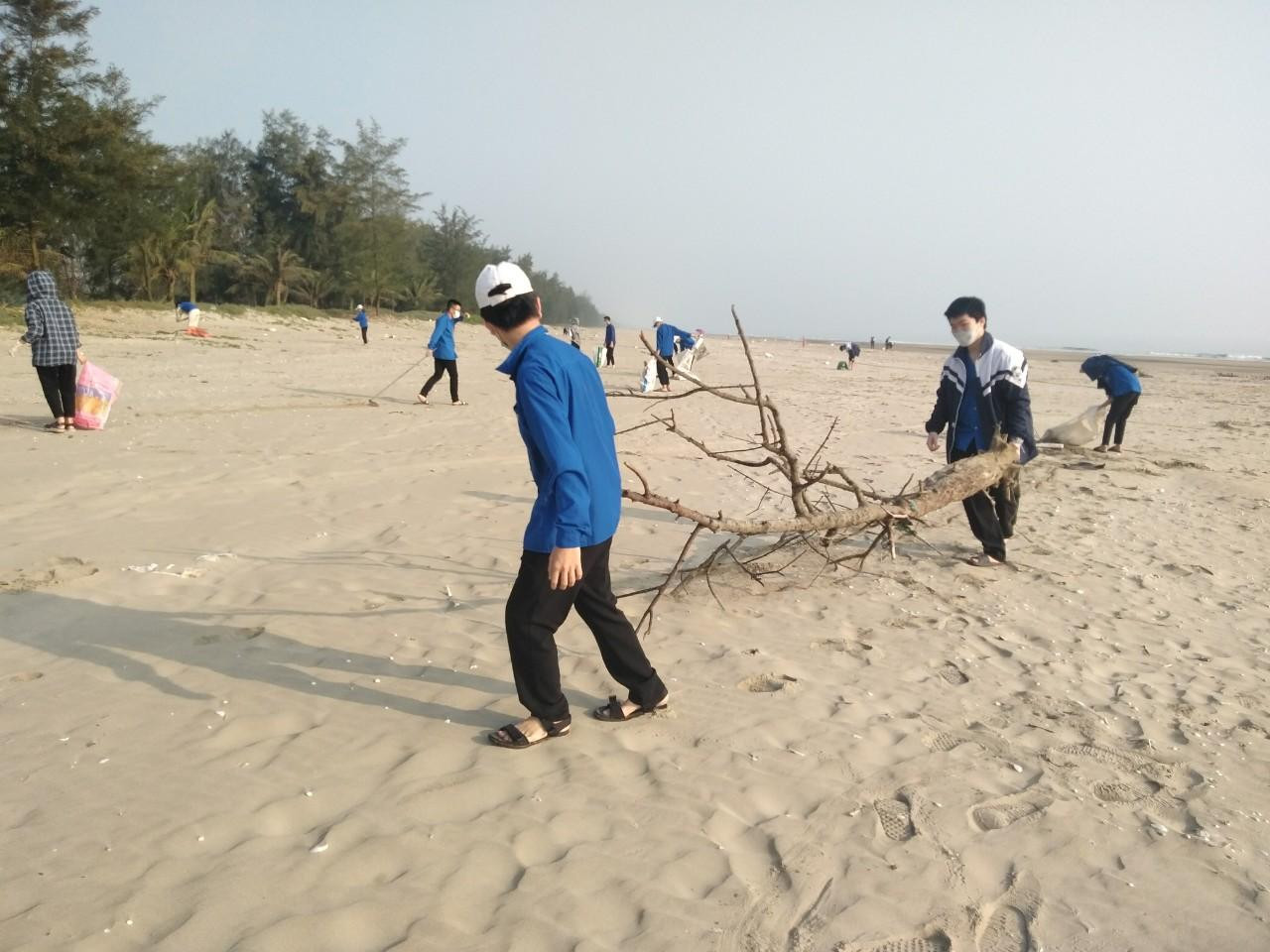 Ngoài ra hỗ trợ xây dựng 95 vườn mẫu, 29 khu dân cư mẫu, xoá bỏ 185 vườn tạp; thu gom gần 6 tấn rác thải…