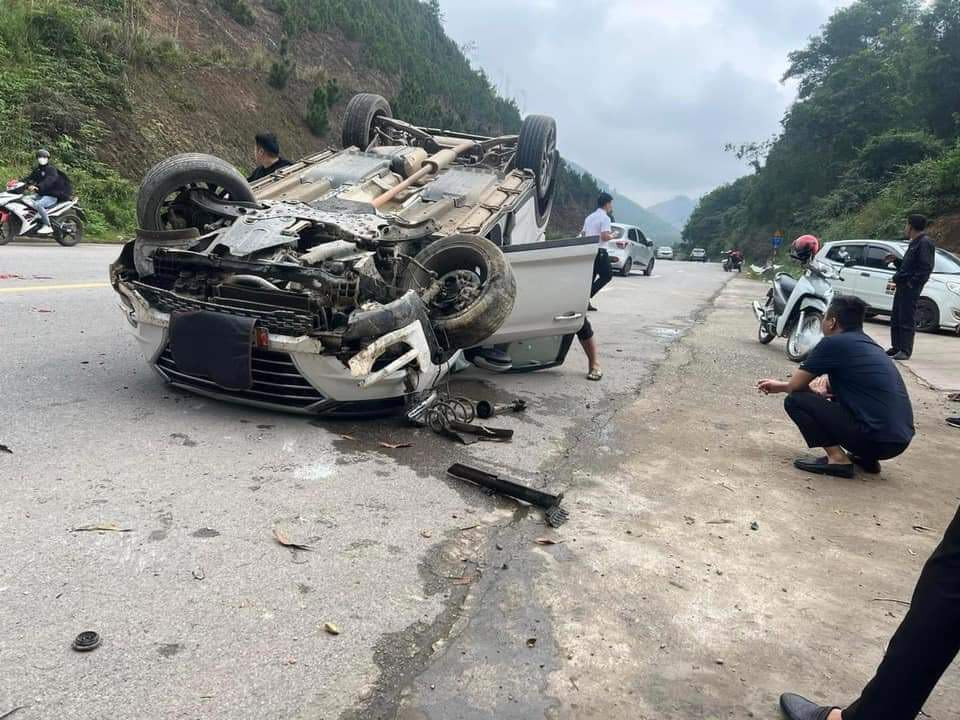 Chiếc xe ô tô lật ngửa giữa đường. Chiếc xe ô tô lật ngửa giữa đường.