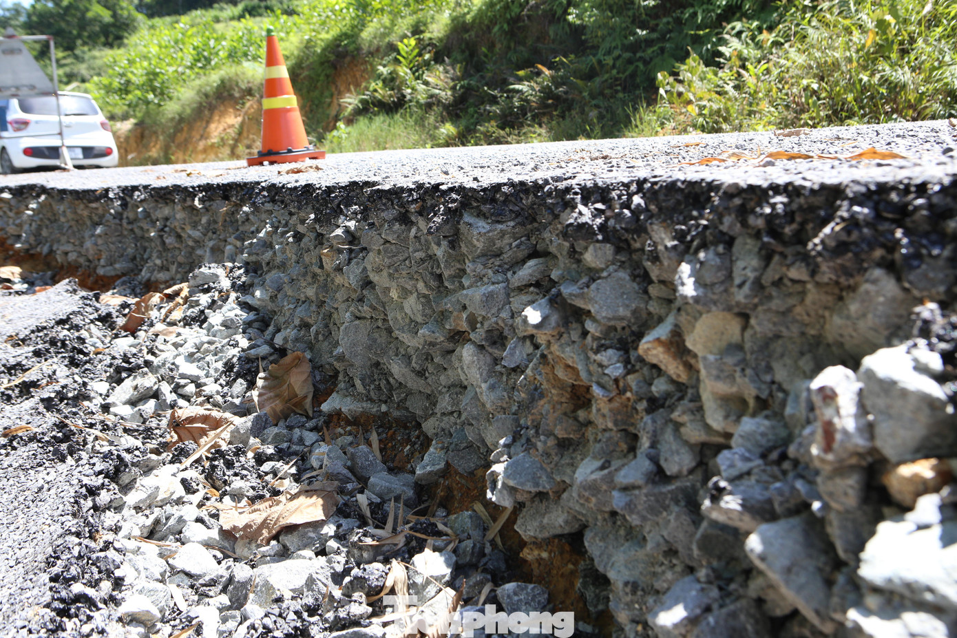 Theo quyết định phê duyệt thì dự án được thực hiện trong phạm vi đường cũ và hành lang an toàn đường bộ hiện có. Quy mô sửa chữa gia cố lề đường đảm bảo mặt đạt 5,5m (chưa bao gồm các đoạn mở rộng bụng đường cong), bù vênh và tăng lớp đá dăm nước dày 15cm, láng nhựa 3 lớp, tiêu chuẩn nhựa chuẩn 4,5kg/m2 đảm bảo êm thuận.